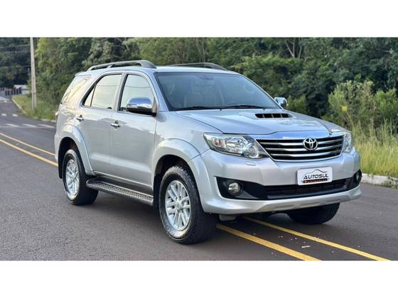 TOYOTA HILUX SW4 3.0 SRV 4X4 7 LUGARES 16V TURBO INTERCOOLER DIESEL 4P AUTOMÁTICO TOYOTA HILUX SW4 3.0 SRV 4X4 7 LUGARES 16V TURBO INTERCOOLER DIESEL 4P AUTOMÁTICO